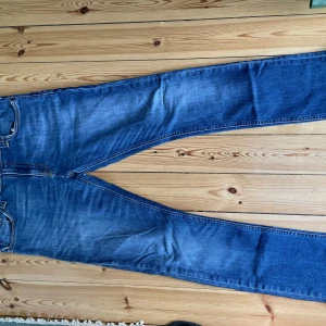 Grim Tim Nudie Jeans - Tjena igen! Nu säljer jag dessa Nudie jeans. Asfeta jeans i väldigt bra skick.