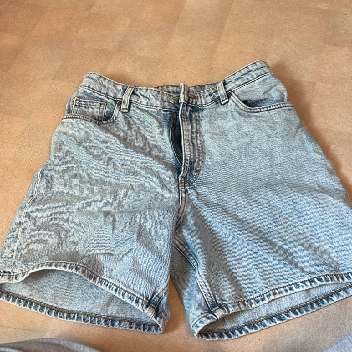 Ljusblå jeansshorts från Monki