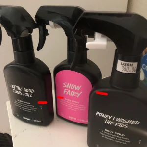 Lush body sprays 3-pack - Tre olika body sprays från Lush: Let The Good Times Roll, Snow Fairy och Honey I Washed The Kids. Flaskorna är svarta med spraymunstycke, Snow Fairy har en rosa etikett. Varje flaska rymmer 200 ml och dofterna är söta, karamelliga och fruktiga.