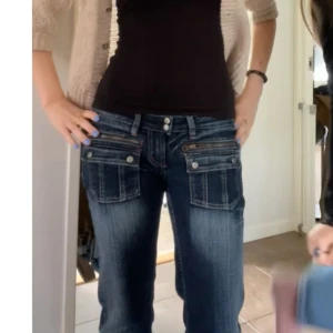 Låg midjade jeans - Lågmidjade bootcut jeans som e skitsnygga. Lite slitna längst ner.