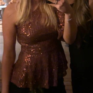 Topp - glittrig one-shoulder paljett topp till fest eller nyår!🤩endast använd 1 gång