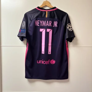 Barcelona Neymar fotbollströja 16/17 - Barcelona 16/17 fotbollströja med Neymar på ryggen i nyskick. Storlek S
