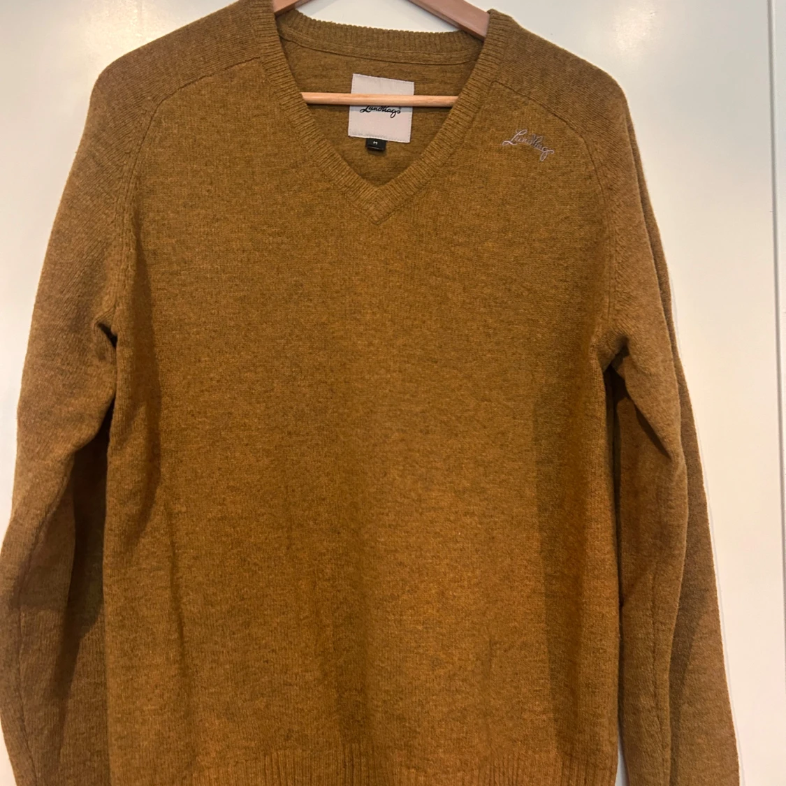 ”Senapsgul” stickad ulltröja från Lundhags