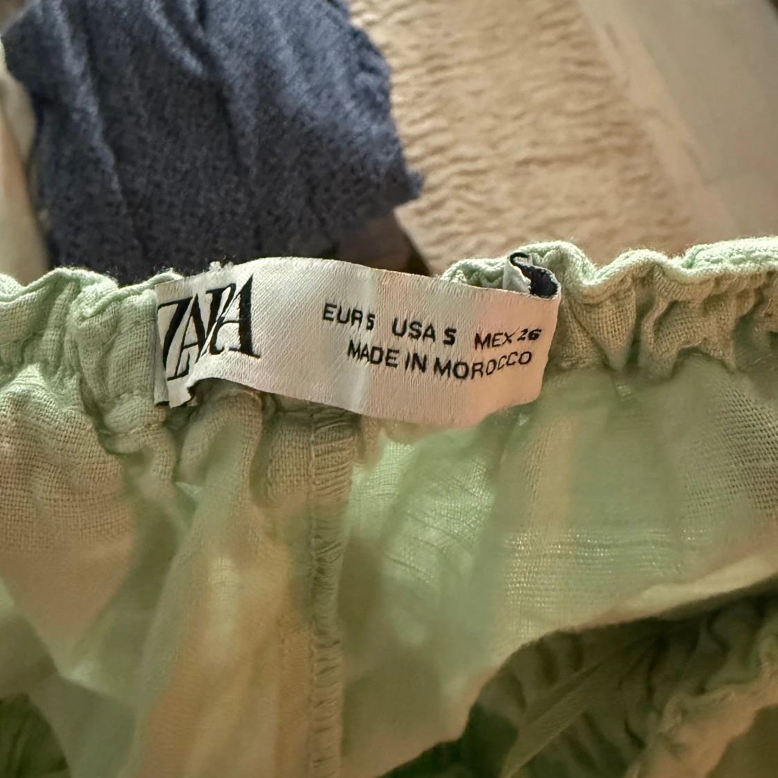 Ljusgrön långklänning med öppen rygg - 4