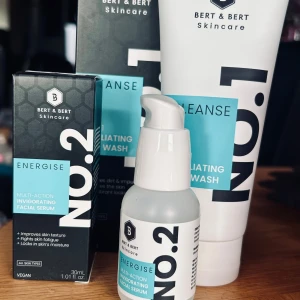Exfoliating face wash & invigorating serum från Bert & Bert Skincare! - 3 in 1 Exfoliating face wash 150 ml & Multi-Action invigorating facial serum 30 ml från Bert & Bert Skincare. Oanvända med kartonger.