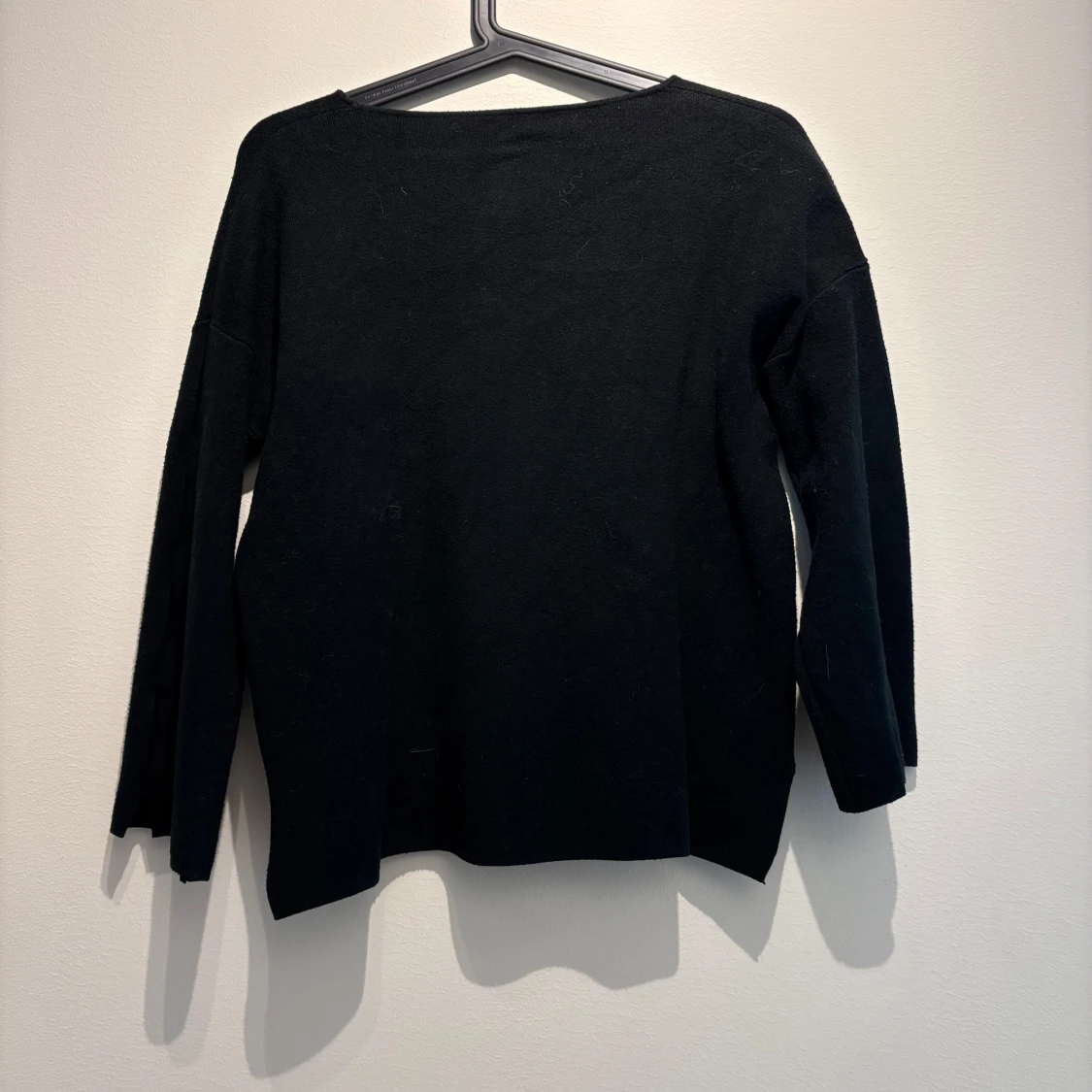 Svart stickad tröja med slitsade ärmar - 1