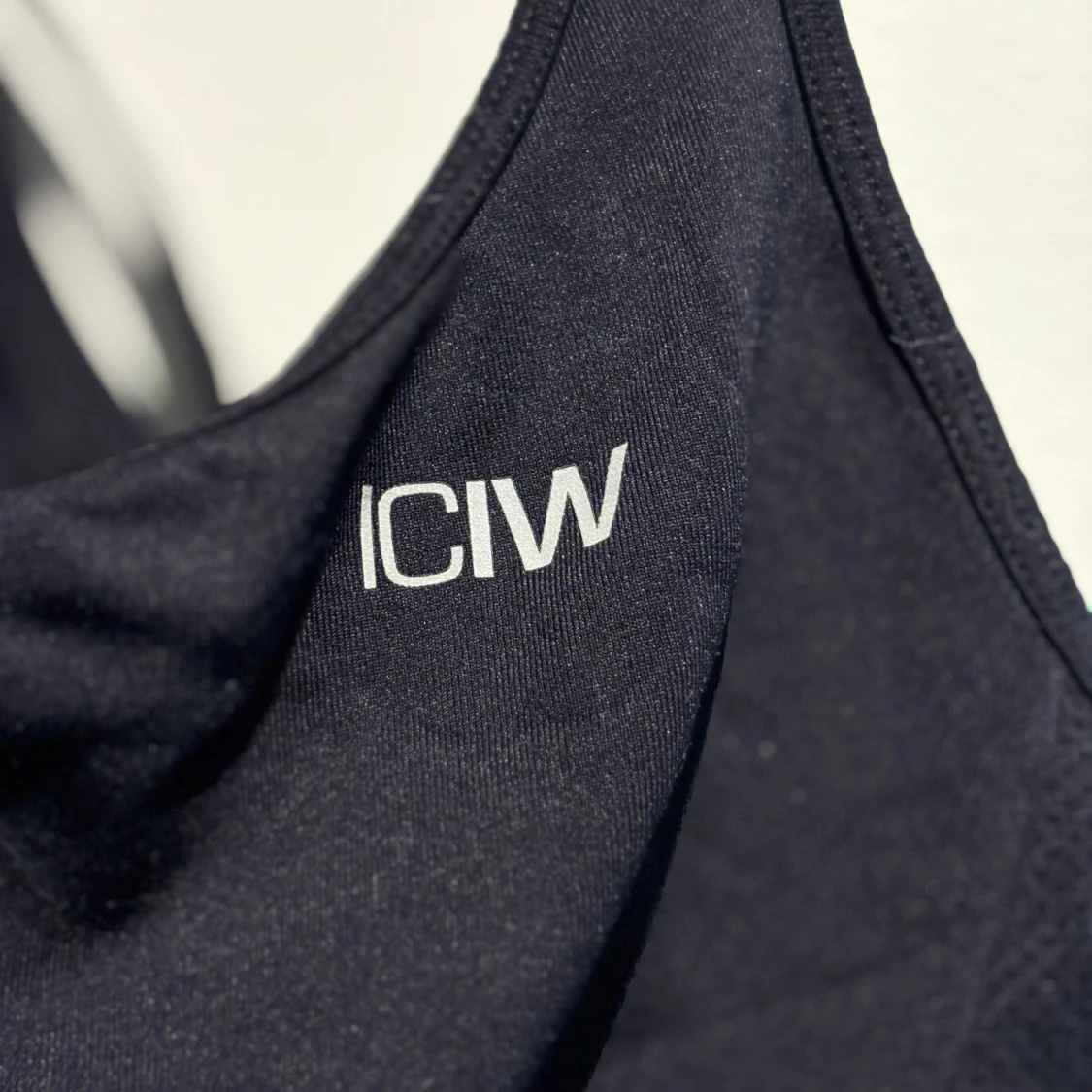 Svart linnetopp från ICANIWILL - 1