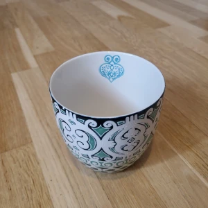 Indiska Habibi very large mug - Beautifully painted and embossed extra large mug from Indiska. Limited edition with inner detail, also embossed.  Pick up Obbola, can be brought to ica maxi, nus, vasaplan, or capio hc dragonen. Shipping avaible