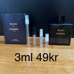 Bleu de Chanel Parfum 3ml - Bleu de Chanel Parfum är en maskulin doft med träiga och citrusaktiga noter. Vilket är en perfekt ”all around” parfym. Perfekt för den moderna mannen som vill ha en sofistikerad och tidlös doft. Priset står för 3ml, 3ml är ungefär 45st sprays. Nypris ca 2000kr. KOLLA PROFILEN OM DU VILL KÖPA SAMPELS. 2ml 39kr | 3ml 49kr | 5ml 69kr | 10ml 129kr | 