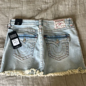 Helt ny jeanskjol från True Religion - En supersnygg ljusblå jeanskjol från True Religion!! Helt i nyckskick med prislapp kvar!!! Nypris 1099kr❤️❤️ Storlek W30🥰🥰 säljs endast då den inte passar!! 