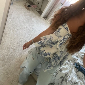  snygga håliga jeans från Zara💓 - Säljer dessa lågmidjade håliga jeansen från Zara, tror inte de säljs fortfarande! Sitter lika bra vanligt som uppvikta, och enkla att styla. Finns en liten svart fläck (syns på sista bilden) och därmed priset🥰