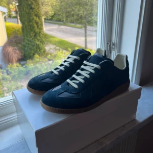 Maison Margiela Gats - Ett par Maison Margielas som nu läggs ut för försäljning (byten). Äktenhetsbevis finns och box dustbags osv medföljer. Skriv vid intresse 💫