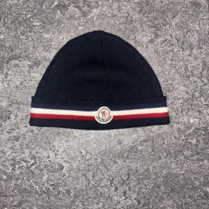 Moncler mössa  - Hej jag vill byta mot en svart LV mössa moncler mössan är äkta och byter bara mot äkta LV mössa 