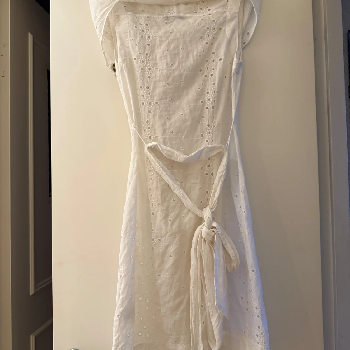 Vit broderad klänning AllSaints - 1