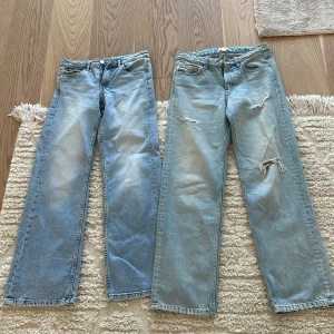 Två ljusblå raka jeans, Kappahl & Gina Tricot - Säljer två par ljusblå jeans med raka ben. Ena paret är från Kappahl i storlek 164 och det andra från Gina Tricot x Izaandelle i storlek 158. Båda har klassisk femficksdesign, jeansmaterial och normal passform. Ett par har slitningar och hål på benen för en trendig look.