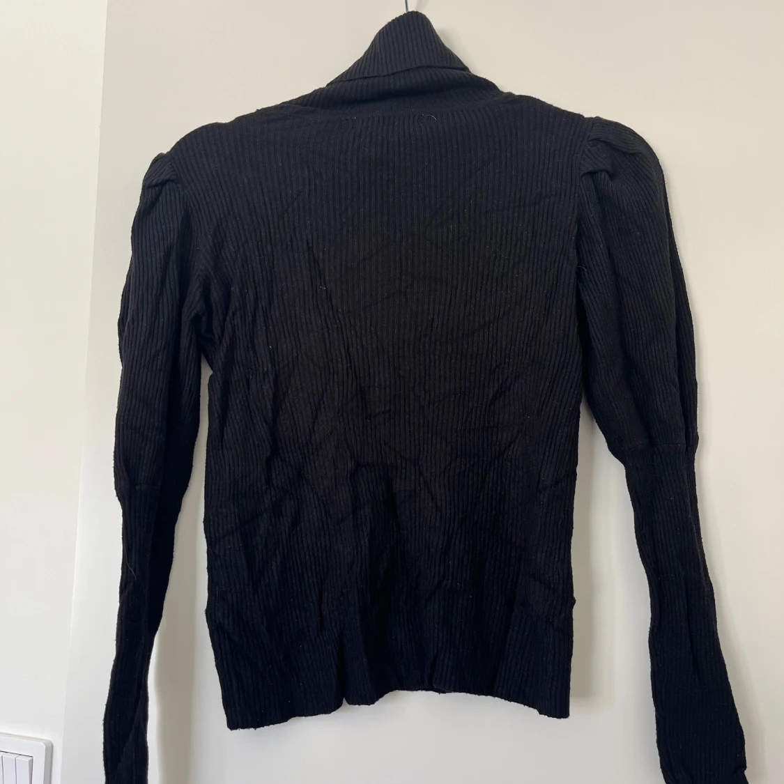 Svart ribbad polotröja - 1