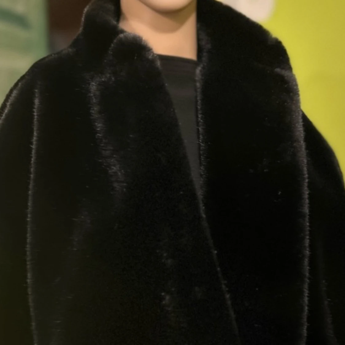 Svart pälsjacka i oversized modell - 2