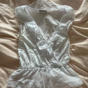 Vit kortärmad blus - Superfin kortärmad blus med broderier🌸