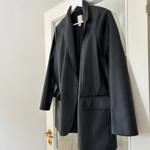 Blazer i skinnimitation - Blazer i skinnimitation, lite oversized i sin modell. Fin kvalité, endast använd ett fåtal gånger.