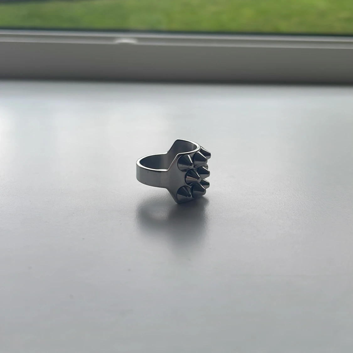 Silvrig ring med nitar, från Edblad. - 3