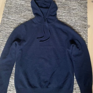 Cashmere tröja - Tja! Säljer min 30%cashmere/70%merinoull tröja. Den är 9/10 skick knappt tecken på användning. Passar M/L. Mitt pris är 600kr men kan gå ner vid snabb affär! Kontakta mig för mer info! 