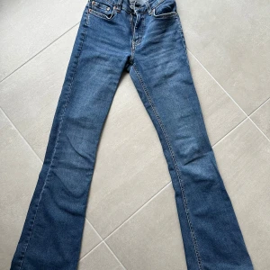  Mörkblå bootcut jeans - Mörkblåa bootcut jeans i bra skick! Säljer för dem är för små för mig 💕