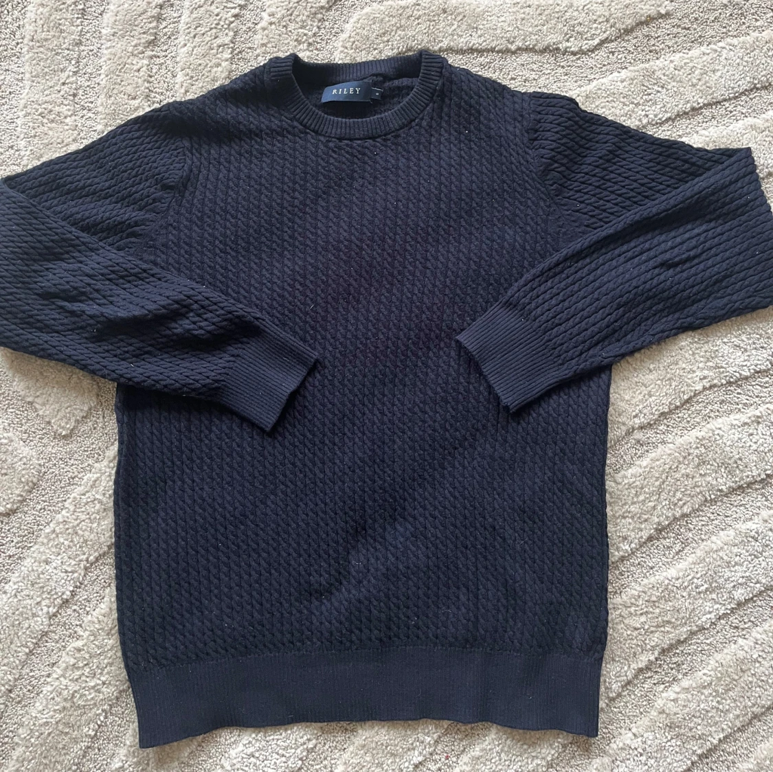 Svart stickad tröja från Riley
