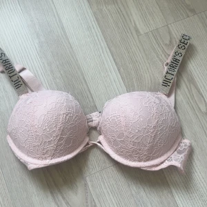 Victoria secret bh - Säljer denna  jättefina Victoria secret bh som tyvärr va för stor för mig som brukar oftast ha 75b jag köpte den här på Plick men den är i jättebra kvalitet