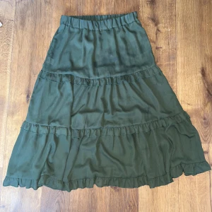 Grön lång kjol - Mörkgrön långkjol som jag inte använder längre. 