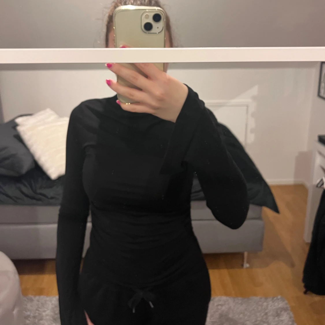 Svart långärmad topp med slits vid ärm från Gina