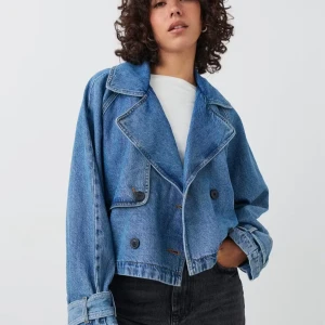 Jeansjacka/ trenchcoat - Säljer denna slutsålda jeansjacka från Gina! Storlek S 