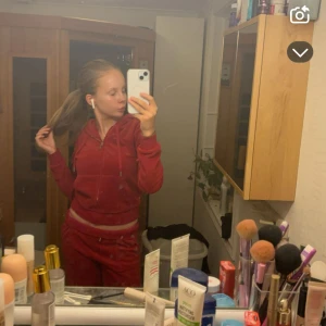 Rött juicy sett😍 - Säljer mitt röda juicy sett. Storlek xs på överdelen å tror byxorna också är det men annars är dom i S men mina andra i xs passar mig som vanligtvis gör för S☺️🙏🏽