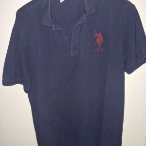 Blå USPA polo t-shirt med - Snygg mörkblå t-shirt 