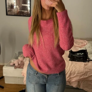 Stickad tröja - Jättemysig rosa stickad tröja, använd max 3 gånger💕