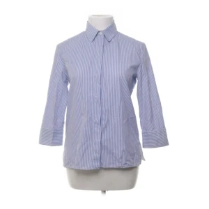 Blårandig skjorta  - Snygg blårandig skjorta från Zara med trekvartsärmar. Jag köpte den begagnad, men säljer vidare då den tyvärr inte passade. Mycket bra skick utan några defekter.