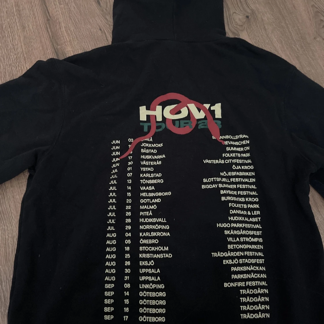 Svart Hov1 hoodie med turnétryck