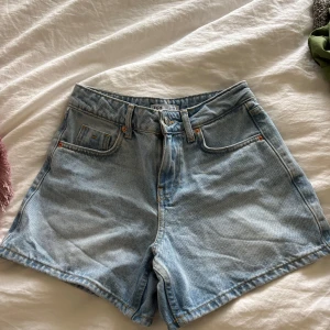Ljusblå jeansshorts från Zara - Snygga ljusblå jeansshorts från Zara med klassisk femficksdesign och hög midja. De har bälteshällor, knapp och dragkedja framtill samt raka ben. Perfekta för varma dagar och har en chill, loose passform.