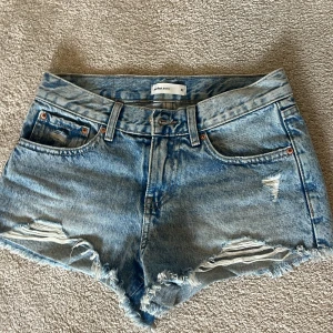 Blå jeansshorts från gina tricot - Snygga blå jeansshorts inte mycket använda pris kan diskuteras