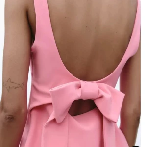 Rosa zaratopp med rosett och öppen rygg💞 - Supersnygg rosa topp från zara. Baksidan har en stor rosett och öppen rygg som ger en unik vibe. Endast använd 1 gång och är helt i nyskick💞