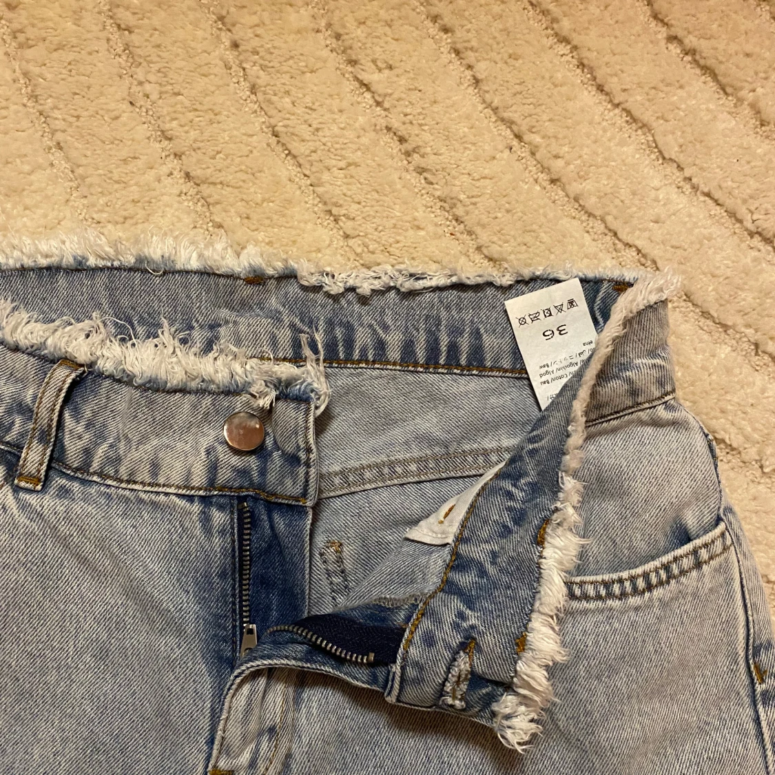 Ljusblå wide jeans med rå kant - 2