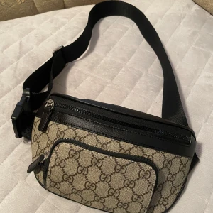 Lyxig magväska - Lyxig magväska knappast använd