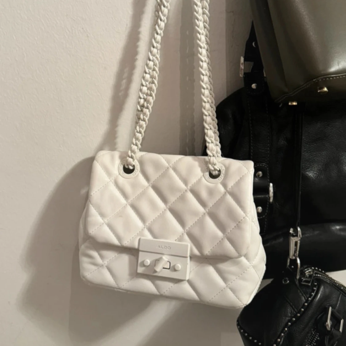 Vit quiltad axelväska från Aldo