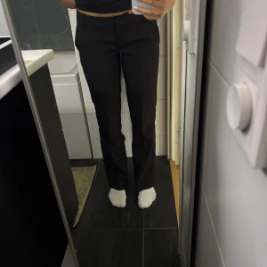 Svarta kostymbyxor  - Snygga svarta kostymbyxor med rak passform och lowwaist. 💕