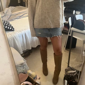 Beiga zara mocka boots  - Säljer dessa supersnygga beigea mocka boots i storlek 38 från zara, SÅ snygga att styla med. Använda en gång endast!✨👢