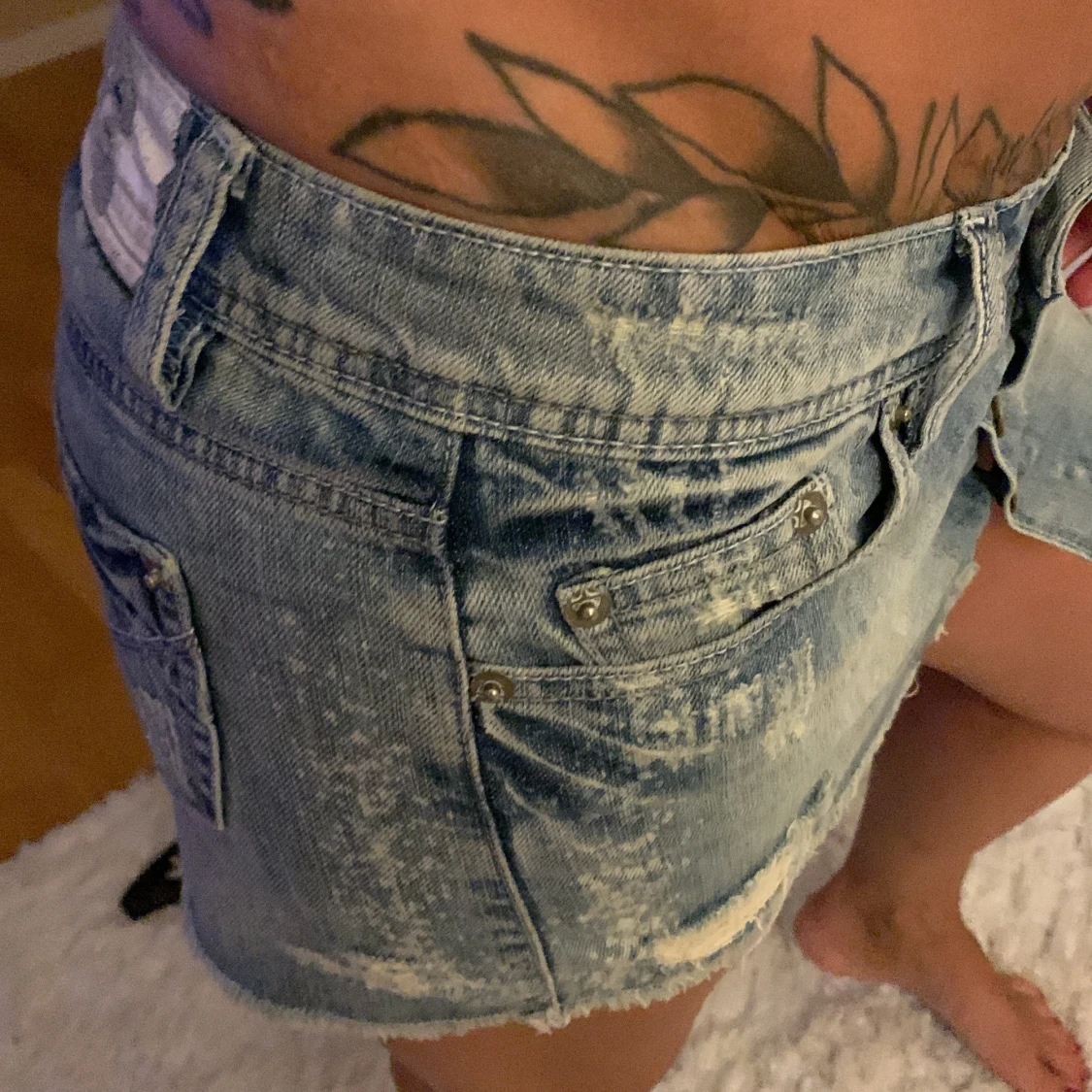 Blå jeanskjol med knappar och slitningar - 3