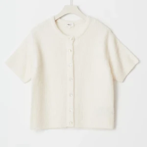 Stickad kofta - Säljer båda mina koftor från ginatricot. De är i superfint skick utan defekter. Säljer en grå och en vit