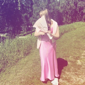 Lång rosa klänning med smala axelband - Säljer en superfin lång klänning i en härlig rosa färg. Klänningen har smala axelband och en mjuk, glansig yta som ger en lyxig känsla. Passformen är normal och tyget faller snyggt längs kroppen. Perfekt för avslutningar eller sommarens speciella tillfällen! Använd 1 gång