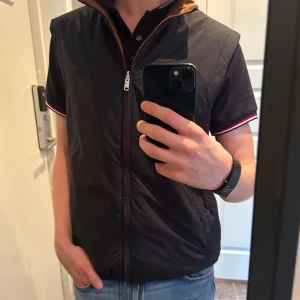 Navy väst - Navy väst från Mango i nyskick använd 2 ggr, Nypris 1199 Kr. Stilren väst som passar till alla tillfällen och sitter perfekt i storleken. Skriv vid frågor ! 🧛‍♂️
