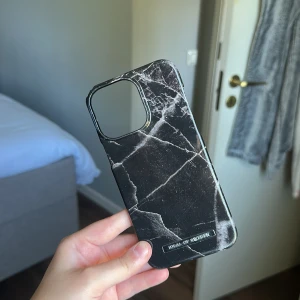 Svart marmormönstrat mobilskal Ideal of Sweden - Säljer nu ett svart marmormönstrat mobilskal från Ideal of Sweden till 14 PRO Max. Skalet har gått sönder på en kanten (se sista bilden), de har använts ganska mycket och nypris är 349kr 