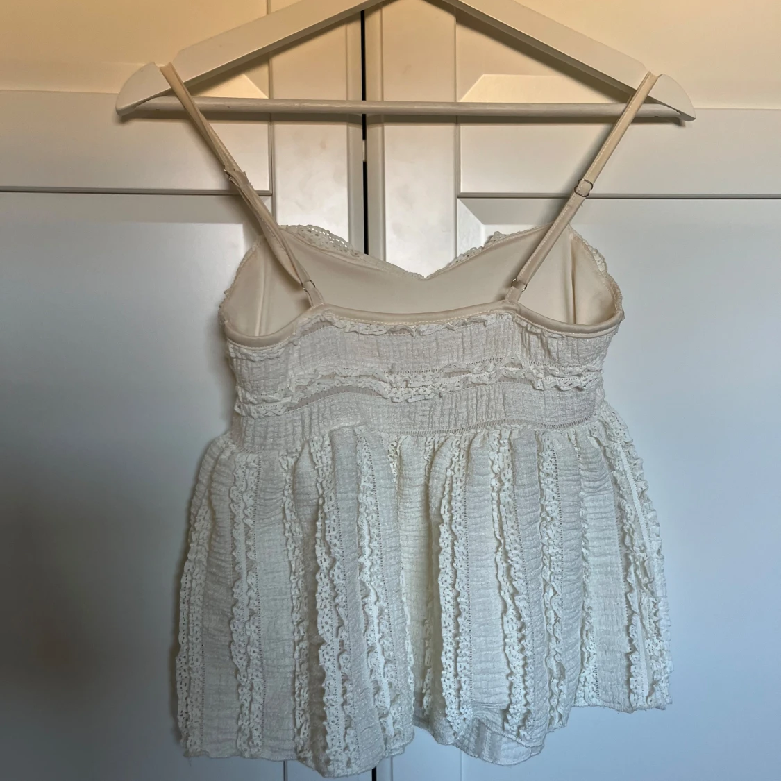 Vit spetsig linnetopp med volanger - 1